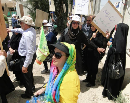 حضور خانم بهشتی پشت درب های بسته کمپ لیبرتی در خرداد ۱۳۹۵