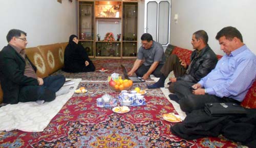 دیدار اعضای انجمن نجات با خانواده غلامعلی ساجدی فر از اسیران دربند فرقه رجوی