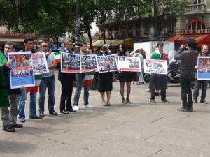 Anti-terrorism demonstration held outside Maryam Rajavi court