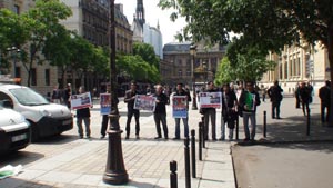 Anti-terrorism demonstration held outside Rajavi court