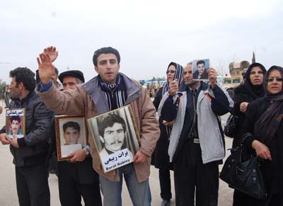 Families of victims of Mojahedin Khalq picketing in front of Camp Ashraf