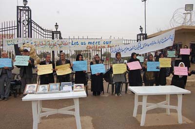 MKO members' families picket in front of Camp Ashraf