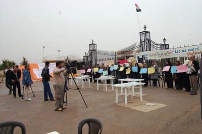 کمپ اشرف، اعتصاب خانواده ها و مطبوعات عراقی