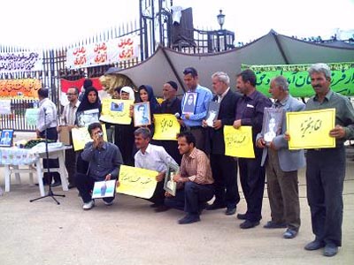 عائلات إيرانية تحاول دخول معسكر أشرف في فبراير الماضي