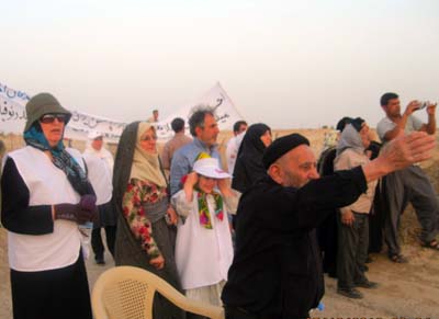 حضور خانواده های استان مرکزی در مقابل اشرف