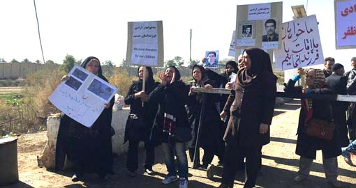 اعزام خانواده های یزدی به امید دیدار با اسیران مقابل کمپ لیبرتی