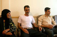 آقای منوچهر ساعی پس از 17 سال اسارت در فرقه رجوی در دفتر انجمن نجات کرمانشاه خانواده خود را ملاقات نمود و به آغوش گرم خانواده بازگشت.