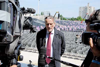 عکسی از شهردار تاورنی در محل آماده سازی استادیوم ژان بوئن برای سخنرانی مریم رجوی