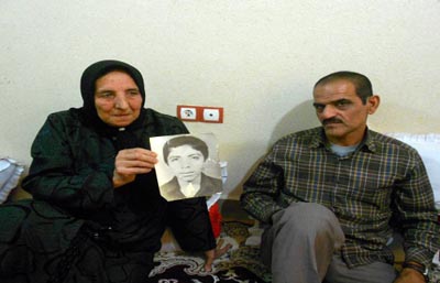 دیداراعضای انجمن نجات خوزستان با مادر دردمند محمدرضا راکی