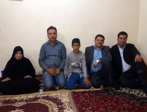 دیدار اعضای انجمن نجات خوزستان با خانواده کریم جباری از اسیران فرقه رجوی